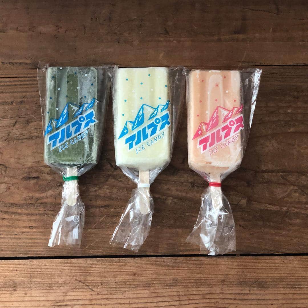 甲斐みのりさんのインスタグラム写真 - (甲斐みのりInstagram)「TBSラジオ「ジェーン・スー 生活は踊る」で、『アイスの旅』についてお話しをしました。 写真は、番組内で紹介した、福岡「ふくや」の「アルプスアイスキャンデー」。昭和24年に日本で初めて明太子の製造販売を始めた「ふくや」は、ふくや以前に「アルプス」という屋号でアイスキャンデーを販売していたことがあり、創業70周年を記念してアイスキャンデーが復活しました。 スーさんもおっしゃっていましたが、明太子ミルク味は、明太子を凍らせたものをそのまま食べているようなピリ辛風味。大勢で集まるときに盛り上がります。  #アイスの旅 #アイスの旅アイスの旅」8月8日 15時06分 - minori_loule