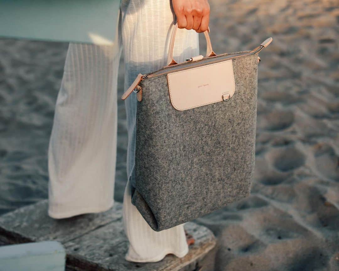 グラフ&ランツのインスタグラム：「Feeling sandy with our Bedford backpack.」