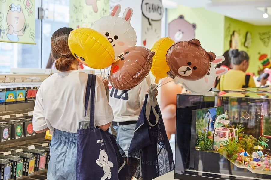 LINE FRIENDSさんのインスタグラム写真 - (LINE FRIENDSInstagram)「👋YES, we’re OPEN! Thank you for your love and support!  Grand Opening #LINEFRIENDSSTORE #GANGNAM  FIND OUT MORE) 🌐Store info Link in bio . 📍Location 437 Gangnam-Daero, Seocho-Gu, Seoul  #TakeMeToGangnam #MeetInGangnam #LINEFRIENDS」8月8日 15時01分 - linefriends