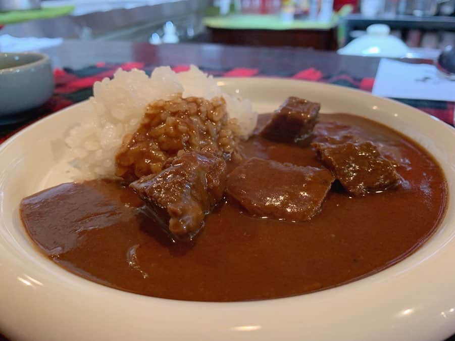 大矢真那さんのインスタグラム写真 - (大矢真那Instagram)「ハンバーグ、肉汁たっぷりで美味しすぎてあっという間になくなった😭❤️追加でカレーも食べた〜🤤❤️カウンター席だとマスターの肉さばきが見られるんだけど、見てるうちにお肉追加したくなってくるの🤤✨店内の雰囲気もレトロな感じで落ち着いた😆 #京都 #京都旅行 #ハンバーグ #ステーキ #おすすめランチ #洋食 #kyoto」8月8日 15時01分 - masana_oya