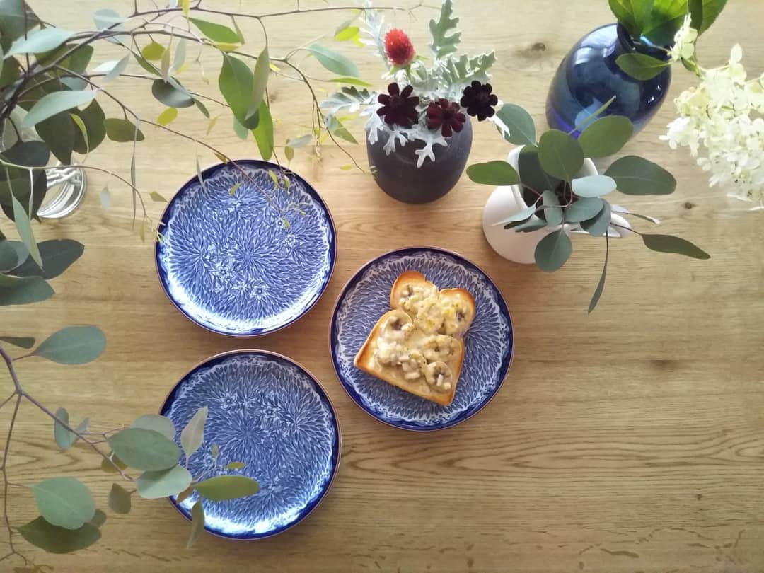 aco.さんのインスタグラム写真 - (aco.Instagram)「2019.8.8  こんにちは☀  我が家の朝ご飯、 平日はご飯でないとお腹がもたないのですが 週末はパンをのんびり食べるのが習慣。  #パン皿 が欲しくて ずっとコレというのに出会うまで 我慢してたのですが、 先日、新しいお皿を @royaldesign.jp から お迎えしました♡  悩みに悩んで、#ロールストランド の #Ostindia Floris 200mm にしました。  我が家のARABIA Avecやモナミの 青い#北欧食器 にも合うこと、 何よりおばあちゃんになっても愛せそう、と思って 笑  柄物ですが、結構 無地感覚で使え パンやデザートはもちろん おかずもすごく映えます。  1枚目picはちょうど届いた時に 友達が#バナナチーズトースト を作ってたので 真似してみました🍌  #意外な組み合わせと思いきや結構イケた😆 . . 一緒に頼んだ#HouseDoctor の#フラワーベース も 渋いけど箔が入ってていい感じです。 . . . . #RoyalDesign はスウェーデンの 北欧最大級オンラインストア。  品揃えも凄いし、日本よりずっとお得で HP見てるだけで楽しいです🤤  現在最大70％OFFのサマーセール開催中  今はiittala全品25%Offも行われてますー！  https://royaldesign.jp/ . .」8月8日 15時08分 - aco.chaaaaan
