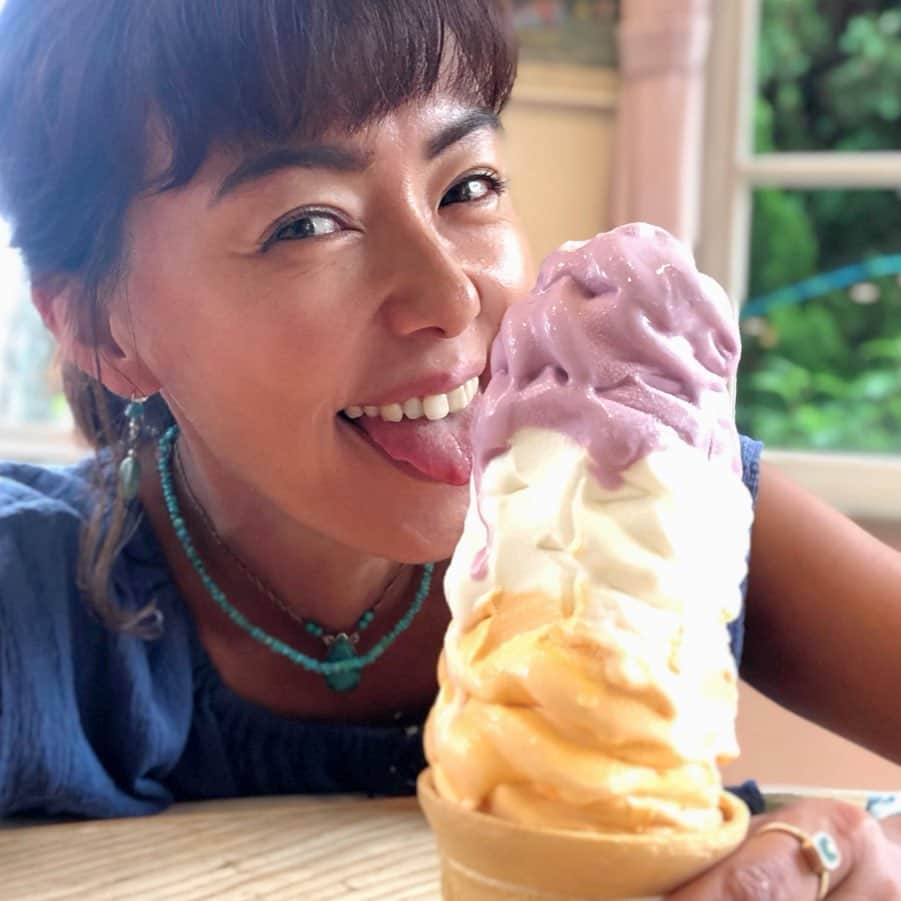 田中律子さんのインスタグラム写真 - (田中律子Instagram)「小樽のミルクプラントでソフトクリーム🍦  私はレインボーBをオーダー🌈 高さ25センチくらいかなー🤩 巨峰、ヨーグルト、メロン味🍦 このボリュームで650円😆  #ミルクプラント  #小樽 #レインボーb  #ソフトクリーム」8月8日 15時13分 - ri2kotanaka