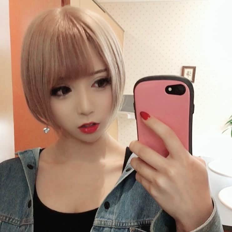 侑季美怜のインスタグラム：「またまた髪ばっさり切っちゃいました😭 人生初ベリベリショート❤️ ・ ・ ・ #東京 #tokyo #六本木 #roppongi #l4l #f4f #instagram #instagood #instalike  #party #美脚 #谷間 #セクシー #かわいい #韓国ハーフ #韓国 #キャバ嬢 #モデル #팔로우 #港区女子 #ギャル #キャバ嬢の休日 #前髪 #ぱっつん  #金髪 #ロング #ダイエット #ショートヘア」