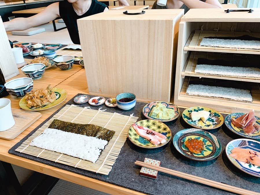 yunappleeeさんのインスタグラム写真 - (yunappleeeInstagram)「・ ・ ・ #金沢旅行 ここめちゃくちゃおすすめ❤︎ #coil ・ ・ ・ 細巻き寿司専門店 ・ ・ 自分で具を選んでオリジナル手巻きに🍣 天ぷらもさくさくで美味しい❤︎ 利き茶スタンドもあって、色々なお茶も飲んで楽しめるよ🍃 すごくおしゃれで価格もリーズナブル✨ ・ ・ ・ ・ #だいすきで大切な子達と#女子旅#金沢#金沢ランチ#金沢グルメ#ひがし茶屋街 #近江町市場#お寿司#coil#kanazawa #sushi #instajapan #travel」8月8日 15時25分 - yunappleee