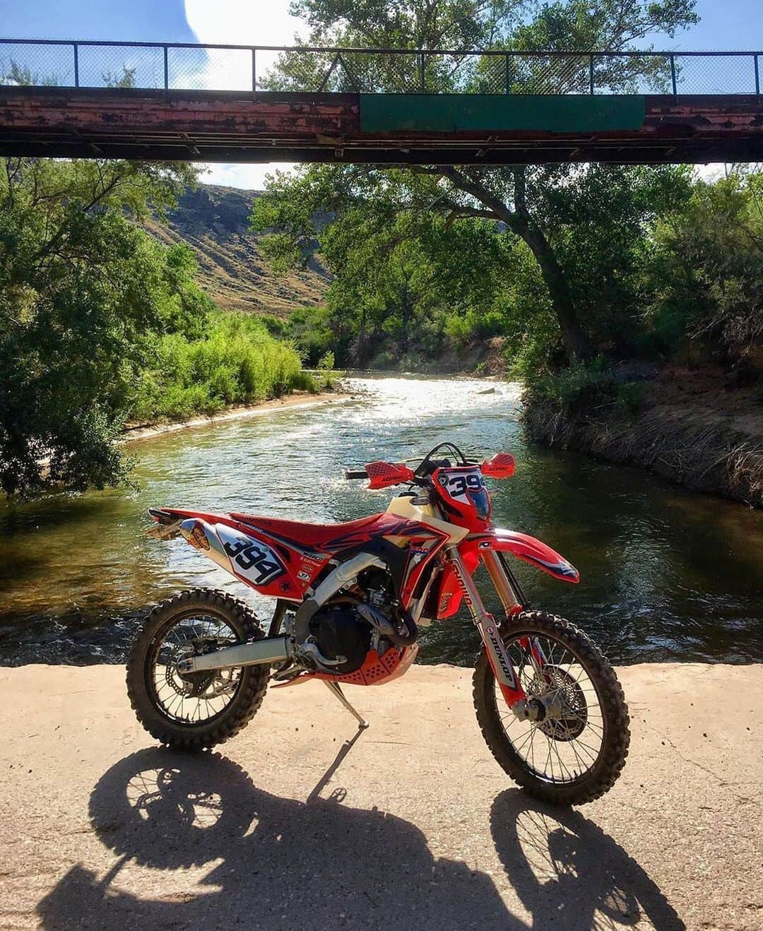 Honda Powersports USさんのインスタグラム写真 - (Honda Powersports USInstagram)「Livin’ the dream ✌️#CRF450L 📸: @endurolyfe」8月8日 15時26分 - honda_powersports_us