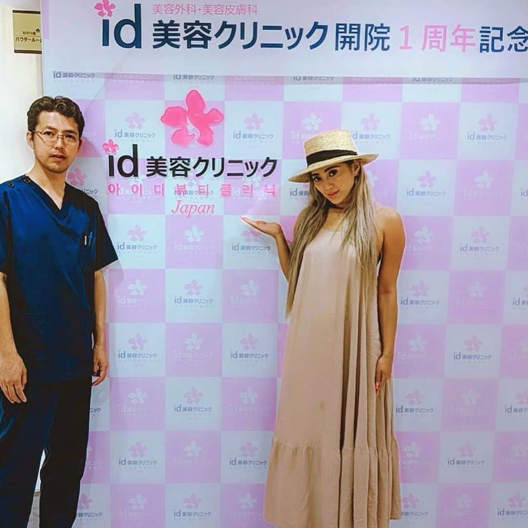 荒木さやかさんのインスタグラム写真 - (荒木さやかInstagram)「yey♡ @idclinic_ginza  溶ける糸を入れて半年以上たったから、ウルセラってやつをやってきたよ🤩 フェイスラインとムクミがスッキリ👌🏾 あごの下、最近気になってたんだけど、かなりスッキリしたからビックリ😇!! 少しだけ痛いかったけど、アンチエイジングは惜しみません♡ * ついでに、目の周りとエラにボトックス打ってきたよ🥳 #antiaging #beauty #ウルセラ #ボトックス #アンチエイジング #idクリニック #id美容外科 #開院1周年 #おめでとうございます」8月8日 15時32分 - araki_sayaka