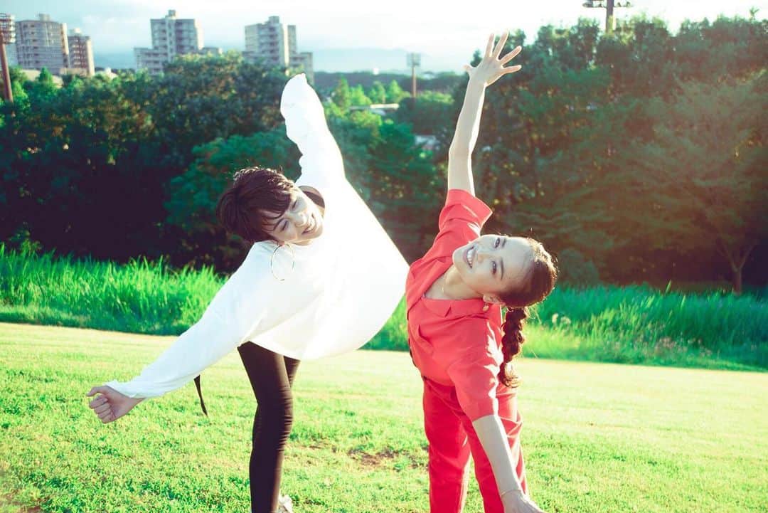 LOVEのインスタグラム：「「Go See The World」 9/9 Release!  人生初、ギター置いて、私、踊ります👯‍♂️ ... えっ？はい？  はい、踊ります！コリオグラフィ&MV出演は、MAIKO!!! 伝説のお祭り、水都音頭以来のコラボです。 きゃりーぱみゅぱみゅちゃんの作品をほぼ全部手がけてきたMAIKO先生。キレッキレ！！めちゃくちゃかっこいいですから！！ MV公開は8/21、 #今日ここライブ 一ヶ月前の日😊  そしてゾロ目の日、今夜のツイキャスライブは21時からー🎸  #GoSeeTheWorld  Photography by COCOLO」