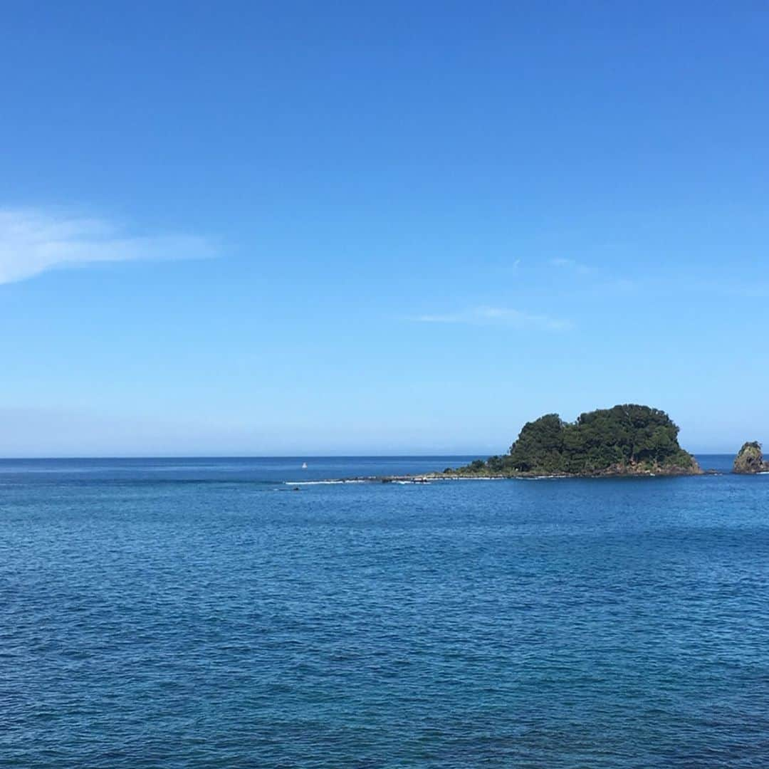 矢沢心さんのインスタグラム写真 - (矢沢心Instagram)「天気が良くて 海も綺麗で気持ちがいい🌤  プールに海にバージョン違いを楽しんでいます プールで遊んだ息子は休憩からお昼寝 娘たちはノンストップでプールや海を楽しんでいます☆ プールでシュノーケルの練習もした娘たちは海で魚をみたり小さい波に揺られて喜んでいます♡ 私1人では楽しませられないことを 主人が子どもたちに経験させてくれています✨ 子どもたちの笑顔は何よりも最高で可愛い嬉しい❤️ ありがとう  #夏休み #息子が起きていると姉妹で取り合い #プール #海 #夏休み #日焼けが怖い #心息子 #やっぱりよく寝るおとこのこ #長女7歳 #次女4歳 #魔裟斗family @masato.official」8月8日 15時30分 - yazawashin.official