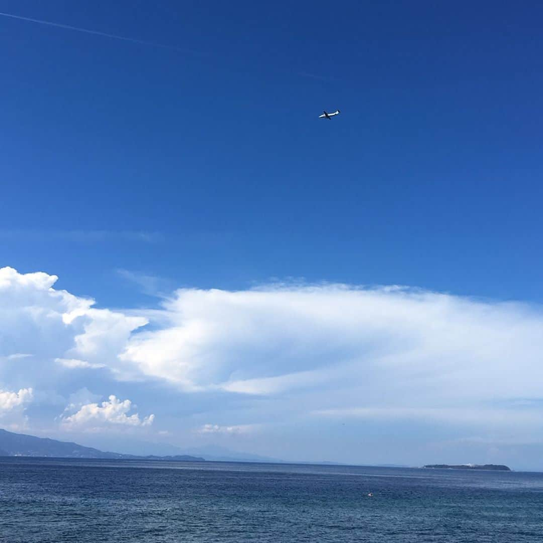 矢沢心さんのインスタグラム写真 - (矢沢心Instagram)「天気が良くて 海も綺麗で気持ちがいい🌤  プールに海にバージョン違いを楽しんでいます プールで遊んだ息子は休憩からお昼寝 娘たちはノンストップでプールや海を楽しんでいます☆ プールでシュノーケルの練習もした娘たちは海で魚をみたり小さい波に揺られて喜んでいます♡ 私1人では楽しませられないことを 主人が子どもたちに経験させてくれています✨ 子どもたちの笑顔は何よりも最高で可愛い嬉しい❤️ ありがとう  #夏休み #息子が起きていると姉妹で取り合い #プール #海 #夏休み #日焼けが怖い #心息子 #やっぱりよく寝るおとこのこ #長女7歳 #次女4歳 #魔裟斗family @masato.official」8月8日 15時30分 - yazawashin.official