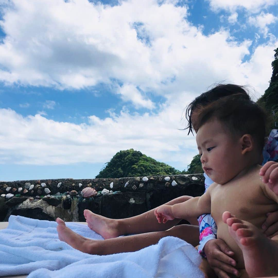 矢沢心さんのインスタグラム写真 - (矢沢心Instagram)「天気が良くて 海も綺麗で気持ちがいい🌤  プールに海にバージョン違いを楽しんでいます プールで遊んだ息子は休憩からお昼寝 娘たちはノンストップでプールや海を楽しんでいます☆ プールでシュノーケルの練習もした娘たちは海で魚をみたり小さい波に揺られて喜んでいます♡ 私1人では楽しませられないことを 主人が子どもたちに経験させてくれています✨ 子どもたちの笑顔は何よりも最高で可愛い嬉しい❤️ ありがとう  #夏休み #息子が起きていると姉妹で取り合い #プール #海 #夏休み #日焼けが怖い #心息子 #やっぱりよく寝るおとこのこ #長女7歳 #次女4歳 #魔裟斗family @masato.official」8月8日 15時30分 - yazawashin.official