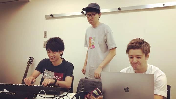 のインスタグラム：「8/15 13:00から∞ドームで『こがけんとアイロンヘッド 辻井と西村ヒロチョが90分で名曲を作るのを見届ける会。』ってライブがあるので良ければ来てね！楽しいよ！  #こがけんさん #またやってくれてる #突然適当に英語で歌うヤツ #日本語にしたら #何の意味もないらしい #あと曲終わった後 #いっつも何か喋ってるの #あれなんや ？！笑 #ブルース #もの凄い声量 #左耳終わるかと思った #天才や #リズムを刻んでくれたのは #パソコン担当 #タクトOK !! #山さん」