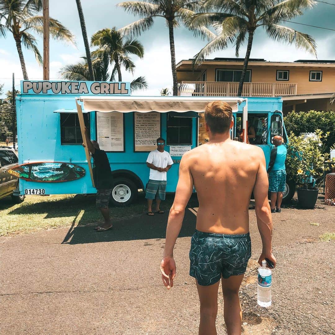 トラビス・マホーニーのインスタグラム：「Some incredible snorkelling at sharks cove, followed by a spicy tuna rice bowl 🤤 #pupukea #northshore #oahu #funkytrunks」