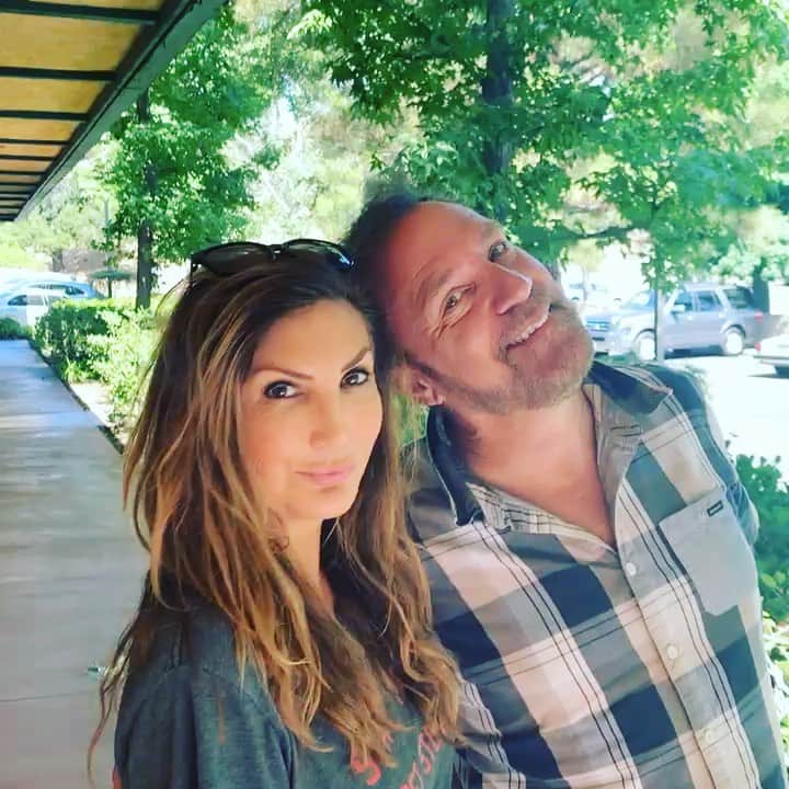 ヘザー・マクドナルドのインスタグラム：「My Dad Was A Cult Leader, Comedian Craig Shoemaker Tells All.  New #juicyscoop podcast up now! @officialcraigshoemaker  Heather and Peter’s good friend, comedian, producer, actor, dad, husband and more, Craig Shoemaker shares all. From his dad being a cult leader, manifesting his third wife, leaving his fiancé who owned a basketball team for an eventual real Housewives, Craig holds nothing back. They discuss the art and crime of “friend poaching” and Craig also explains narcissistic personality in a way Heather has never heard before. Enjoy this hilarious and juicy episode.」