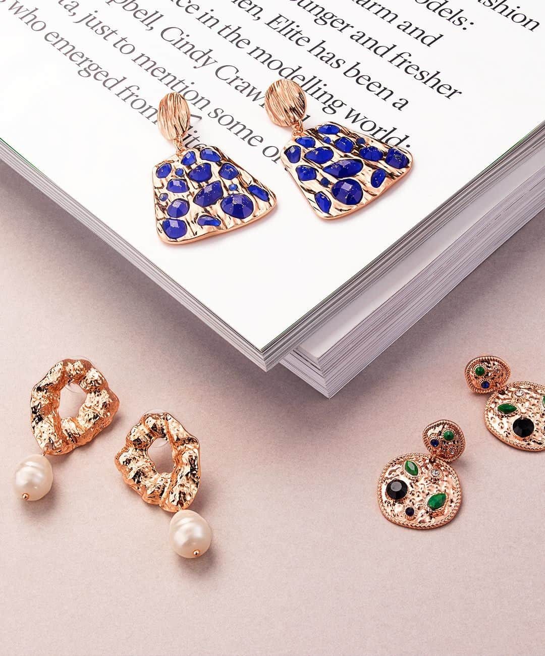 アクセサライズのインスタグラム：「Inspired by heritage styles, our brand new Town & Country collection features classic everyday jewellery with a fashion twist. 🔍 Blue - 7854724000 🔍 Green - 7857229900 🔍 Pearl - 7855721300 Tap the link in the bio to shop now.  #Accessorize #Accessorizer」