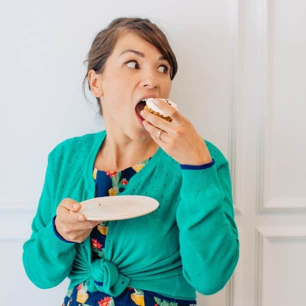 レイチェル・クーさんのインスタグラム写真 - (レイチェル・クーInstagram)「'Testing' the cupcakes I made for @jowhiley and Simon Mayo before appearing on their radio show on @bbcradio2 last year👌👌 (If you can't tell...they passed the test 😉). #TBT 📸: @messyla . . . . . . . #RachelKhoo #ThrowbackThursday #cupcakes #RecipeTesting #food #baking」8月8日 16時15分 - rachelkhooks