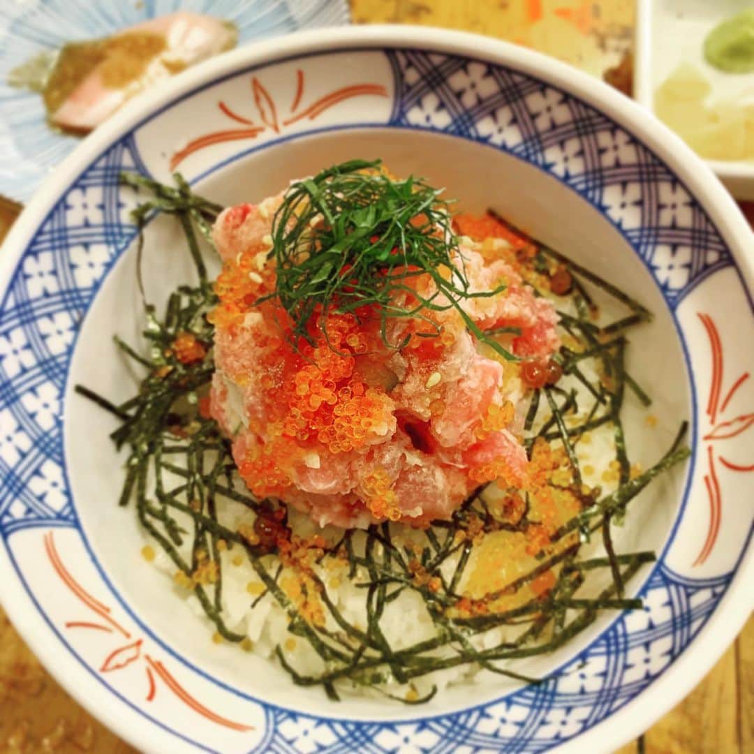 仁田宏和のインスタグラム：「#海鮮丼 #神保町 #美味しい」