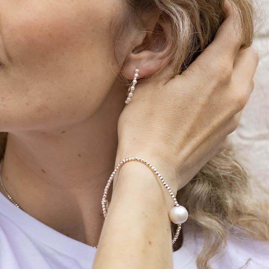のインスタグラム：「Up your Pearl Game with these modern styles and you'll see why they are such a timeless gem! . . #TimelessStyle #Pearls #Hoops #Earrings #Bracelet #Silver #Beautiful #Modern #Chic #ModernPearls #Jewellery #Jewelry #DowerAndHall」