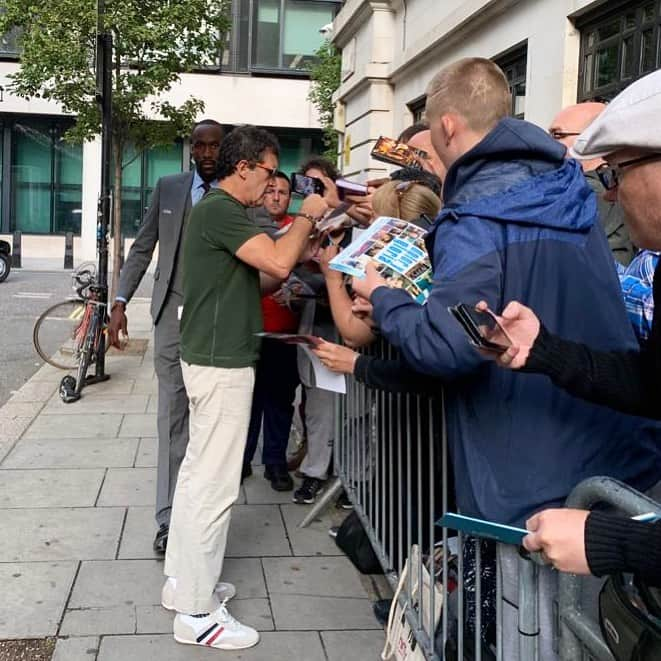 アントニオ・バンデラスさんのインスタグラム写真 - (アントニオ・バンデラスInstagram)「Starting the promotion of Pain and Glory in London 👉 @bbcradio2  ______ #PainAndGlory #London」8月8日 16時11分 - antoniobanderas