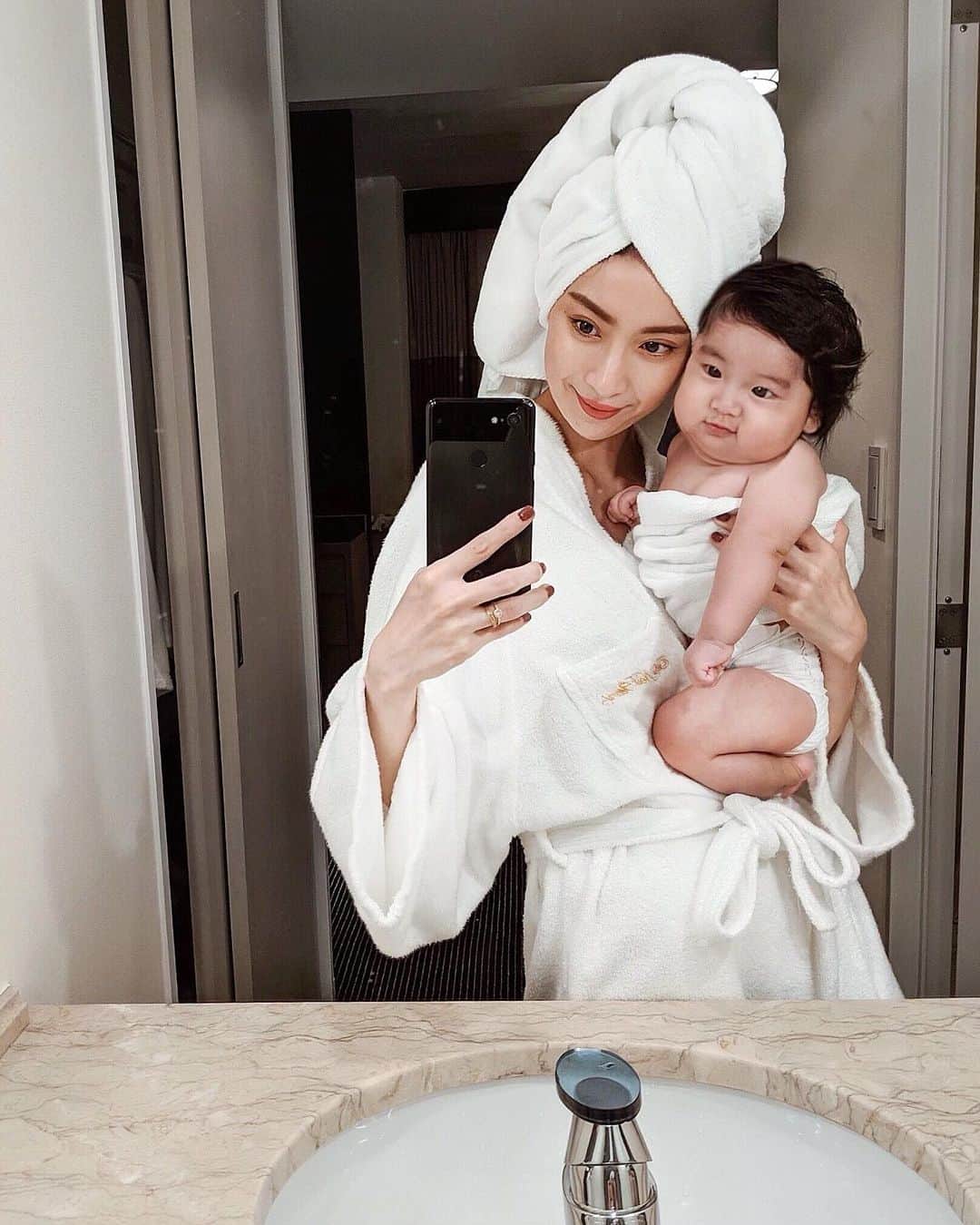 ソンイのインスタグラム：「むちむちボディ君と親子セルフィー🧖🏻‍♀️🛁笑﻿ ﻿双子姉 @sonkyou1013 と一緒にホテルニューオータ二にお泊りして、ママリフレッシュdayしてきたんだぁ🌺🌈﻿ ﻿ 普段の日常より贅沢した美味しいご飯と素敵なお部屋やサービスで、都内だけどプチ旅行気分に気持ちが上がって充電完了🔋💗﻿ ﻿ きょうちゃんファミリーは有名なガーデンプールも満喫して🏖、私は写メラマンだけしてあとはお部屋で息子とゆっくり満喫🥰﻿ ﻿ 朝食は私の旦那さんも出勤前に合流して、ホテル内レストランSATSUKIの豪華ビュッフェに大満足🤤🥐🍳🥞☕️﻿ 今までで1番メニューが豪華なビュッフェ朝食だった🥺❤️﻿ エッグベネディクトあったり、作りたてのオムレツもいくら丼もステーキも美味しいすぎて、和も洋もデザートも何度もおかわり🍚🥯🧁🍌w﻿ 個人的にはカリカリベーコンに大興奮🥓😂﻿ ﻿ 夜は妊娠中から何度も行ってるお気に入りのTHE SKYビュッフェももちろん満喫🍣🍰🍸﻿ ビュッフェってなんか結局カレーで腹を満たす感じのところ多いイメージだけどw、クオリティ高すぎて大満足でした👏🏼❤️﻿ ﻿ 来年は息子も夏プールたくさんしようね🏝🌻💛﻿ ﻿ #ホテルニューオータニ #家族でニューオータニ #ニューオータニスイート #男の子ベビー #生後4ヶ月」