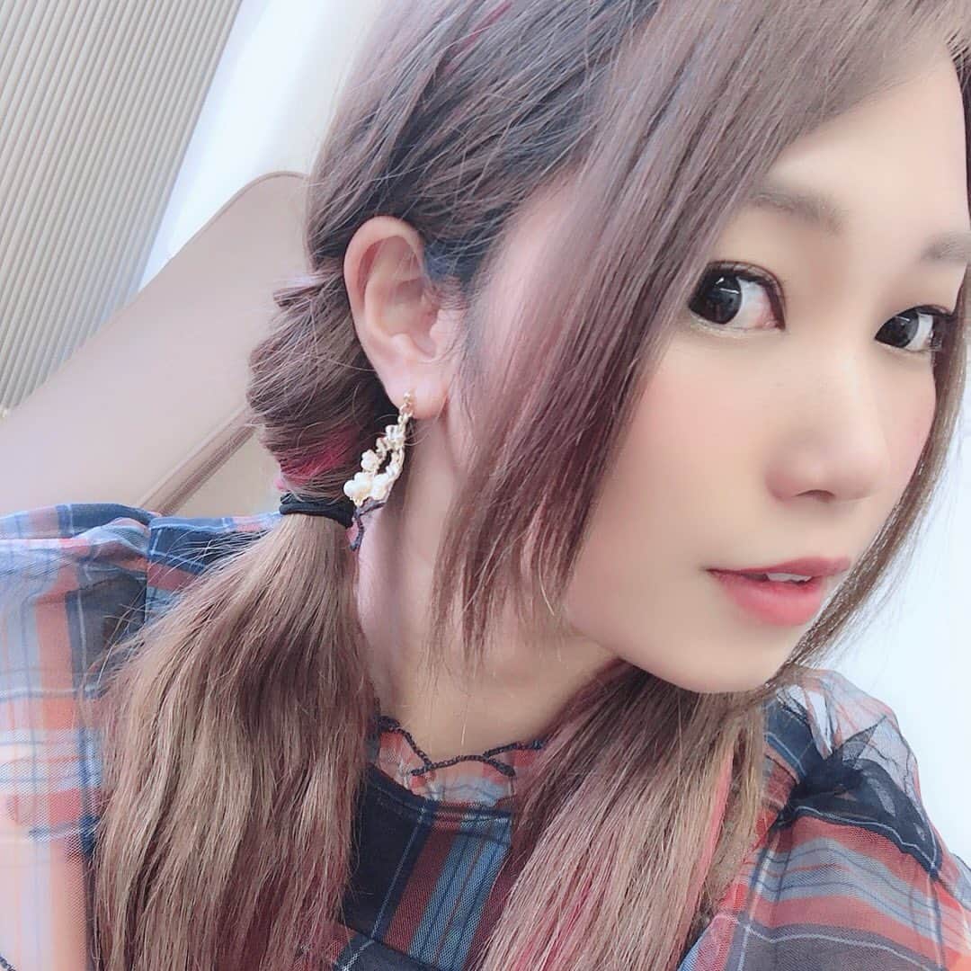 R!Nのインスタグラム：「クルリンパツインテール。 先日メタリオンの取材がありました！ Aldiousに加入してから初めての取材でした。 発売をお楽しみに！  ピアスは地元・愛媛でかわいいアクセサリーをたくさん作っているしおりさんからいただきました！ありがとう😊 @at_siori  #ringemie #Aldious #アルディアス #メタリオン #metallion」