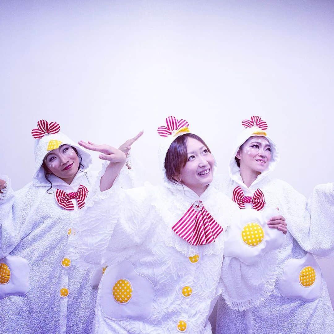 KOKIAのインスタグラム：「Here are the Happy chickens! #tokyo #japan #japon #kokia #photography #歌手 #コキア #insta #art #beautiful #picoftheday #follow #女性 #ソングライター #photooftheday #woman #jmusic #ボーカリスト #singer #songwriter #jpop #vocalist #voice #声 #ライブ #live #綺麗 #日本 #chikens」