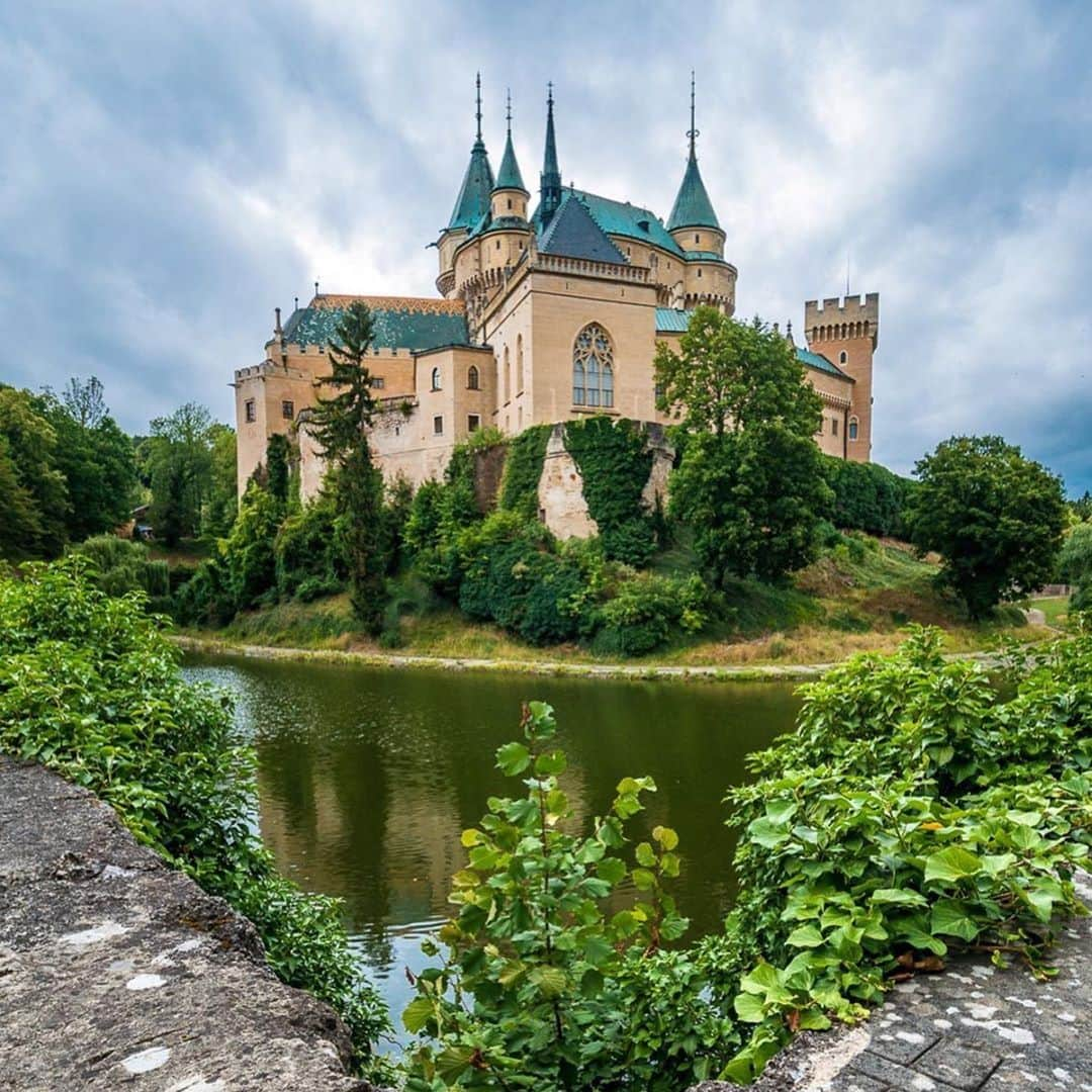 アダム・センさんのインスタグラム写真 - (アダム・センInstagram)「My first time in Slovakia, couldn’t help but to check out the Realestate. So full of history here this Castle dating back to possibly well before the 12th century. Can’t stop thinking about how life was back then century after century.  #slovakia 📸• @fotografieslovenska」8月8日 16時19分 - adamsenn