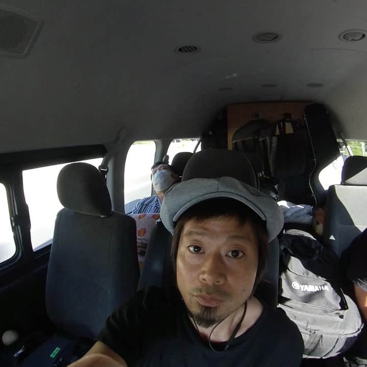 上中丈弥のインスタグラム：「機材車での定位置。  イヤホンで聞く🎧と久保さんのいびきが聞こえるよー ヒューヒューだよー ブーブーだよー #イナ戦 #イナズマ戦隊 #唄モノステーション2019」