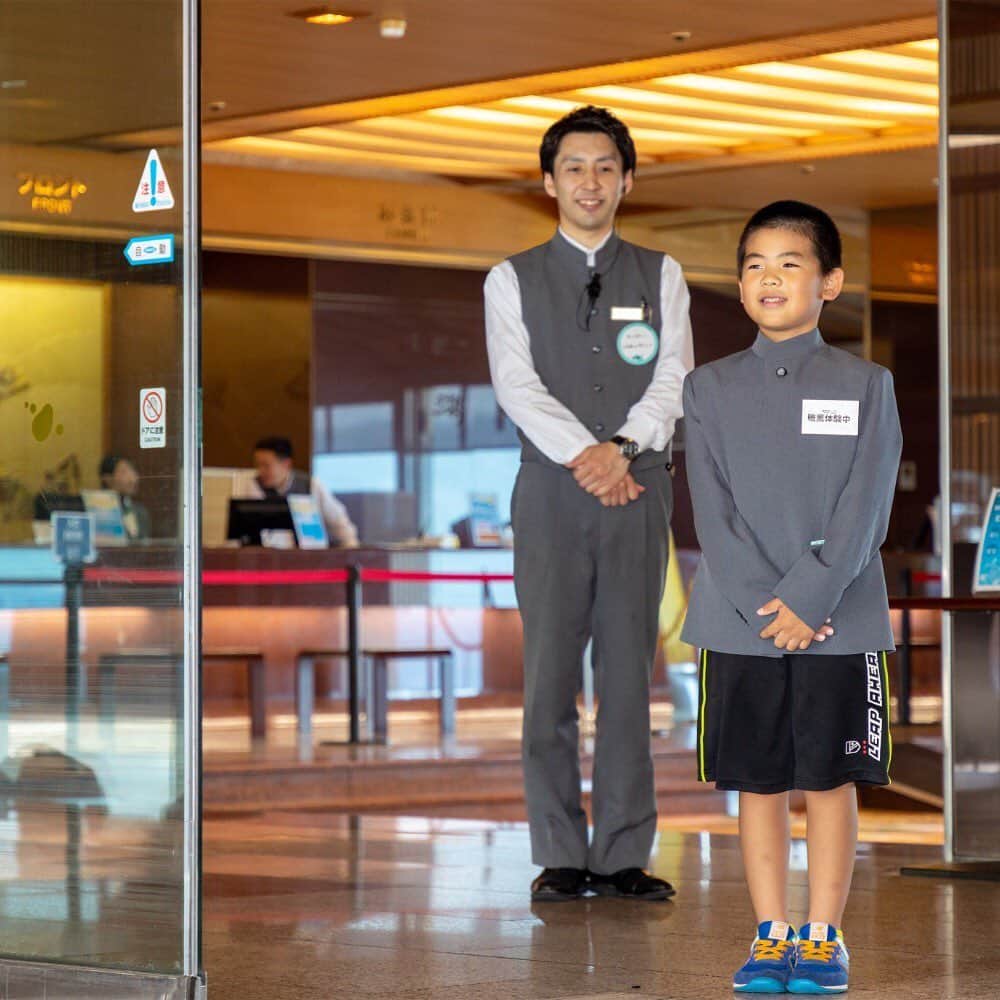 温泉旅行は野口観光グループへ♪さんのインスタグラム写真 - (温泉旅行は野口観光グループへ♪Instagram)「洞爺湖 絶景の湯宿 洞爺 湖畔亭 #野口観光#日本#北海道旅行 #noguchikanko#japan#hokkaidoutravel ==================== 1　ちびっこ職業体験！ 2　お出迎え業務の体験をしていただきます 4　お給料の代わりに館内利用券を進呈いたします ==================== 2019年、今年の夏はちびっこ職業体験！ 洞爺 湖畔亭では今夏、お子様を対象に職業体験プランをご用意いたしました。 ホテル従業員の着る制服を着用し、ロビーでお客様をお出迎え♪ 売店コーナーの特設ブースでは、一緒にお土産の販売を体験いただきます。 一生懸命働いた後はお給料！ 館内利用券をお渡しいたしますので、仕事の後の楽しみまで満喫してください☆ 期間は8月31日まで！ プロフィールのURLから湖畔亭をチェック！！してみてくださいね♪ ==================== #洞爺湖に泊まる#湖畔亭 #stayintoyako#kohantei #職業体験#お子様職業体験」8月8日 16時26分 - noguchi_kanko