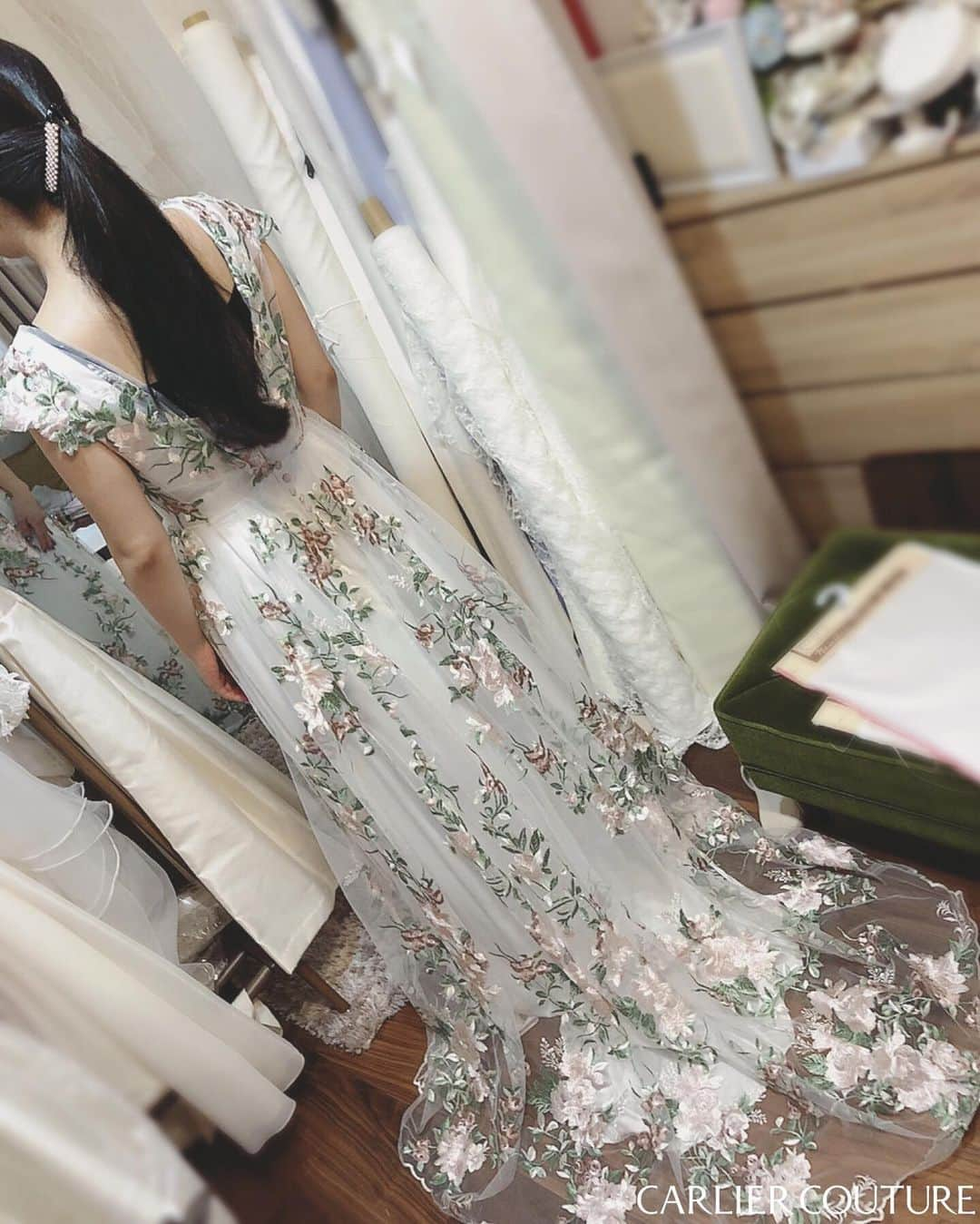 order dress カルリエ クチュールさんのインスタグラム写真 - (order dress カルリエ クチュールInstagram)「. 【Carlier Couture diary】 trying the blossom dress . もはや時系列ではないのですが 先日のフィッティングから 1枚ご紹介させて頂きます。 . 黒髪と透けるような白肌が 印象的な花嫁さまでした🥰 . オーダーメイドドレスのご参考に キャミドレスと、 花柄刺繍のオーバードレスを お試し頂きました . お母様共々お褒めの言葉を頂き とても嬉しかったです♡ . さー、暑いけど 今週もまだまだ頑張りますっ . . . #どんどん狭くなるアトリエ #11月以降片付けます . 夏季休暇に関しましては、 前のpostをご覧くださいませ🍋 ------------------------------------- ✔︎wedding dress ✔︎wedding item ✔︎guest dress, formal dress オーダーメイドにてお作り致しております。 . お問い合わせはHP【Contact】より お待ちしております…！ -------------------------------------」8月8日 16時27分 - carlier_couture