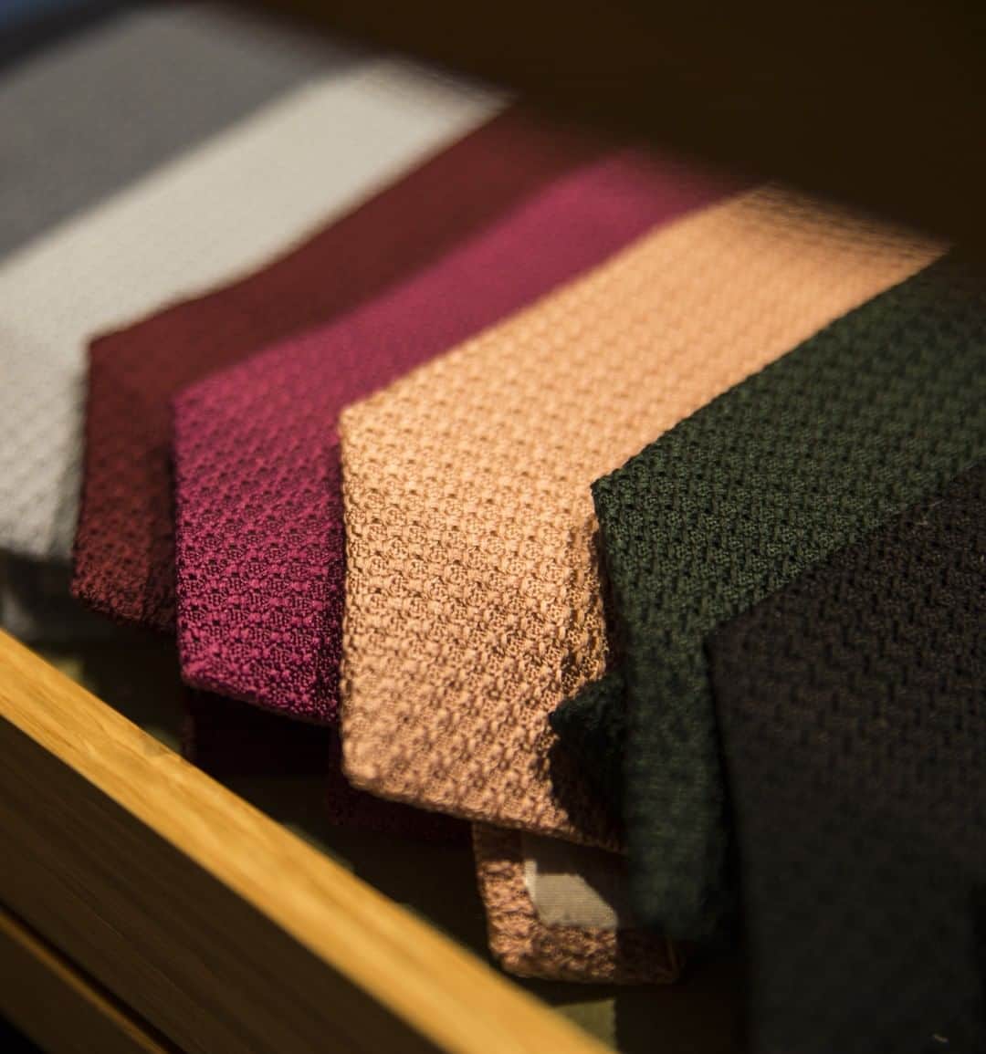 ターンブル&アッサーさんのインスタグラム写真 - (ターンブル&アッサーInstagram)「A grenadine tie is a versatile all-rounder—perfect for formal evenings or everyday wear. We have an extensive range to ensure you have your to-go option, no matter where the day may take you. Link in bio. #turnbullandasser #turnbull_asser #shirtmaker #jermynstreet #menswear #fashion #newyork #craftsmanship #london #royalwarrant #giftsforhim #heritagebrand #britishheritage #grenadine #grenadinetie #grenadineties」8月8日 16時30分 - turnbull_asser