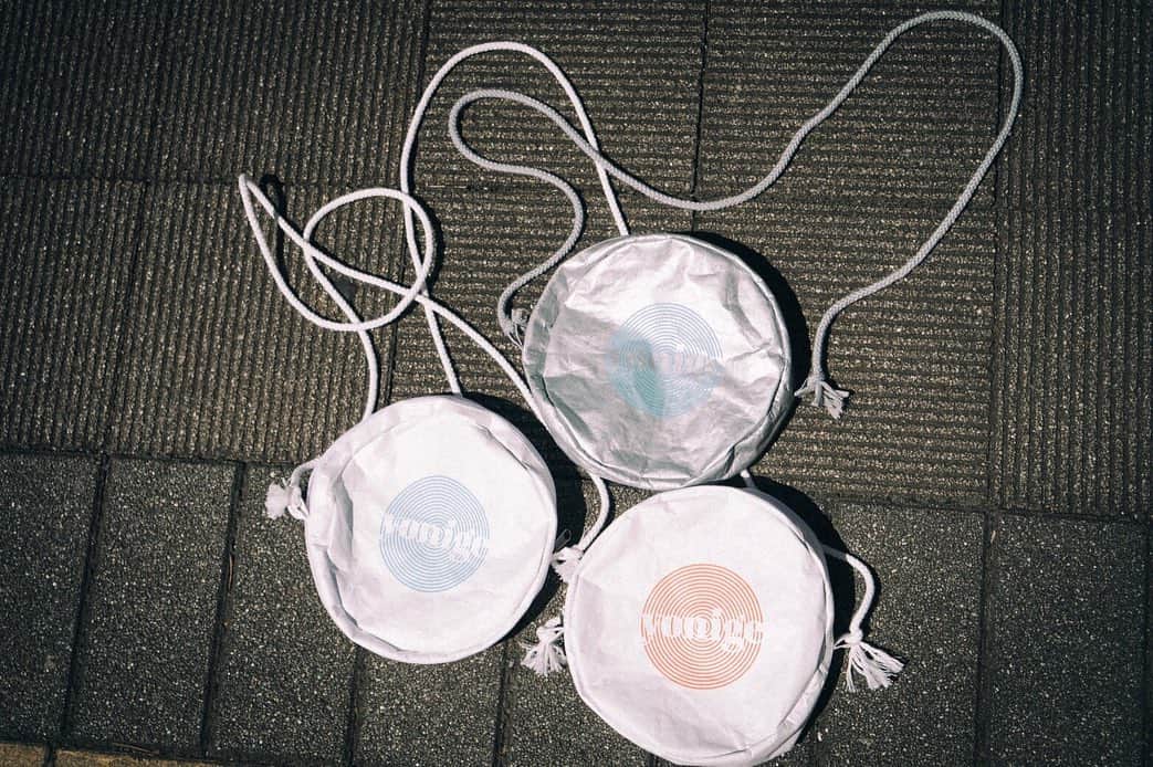 yonigeさんのインスタグラム写真 - (yonigeInstagram)「【new goods】 うしまるセレクトのTyvek素材です yonige ポシェット カラー:白×オレンジ / 白×ブルー / シルバー×ブルー ¥2,500 紐は取り外し可能なので丸型ポーチとしても使えます。 武道館から販売開始。」8月8日 16時31分 - yonige_official