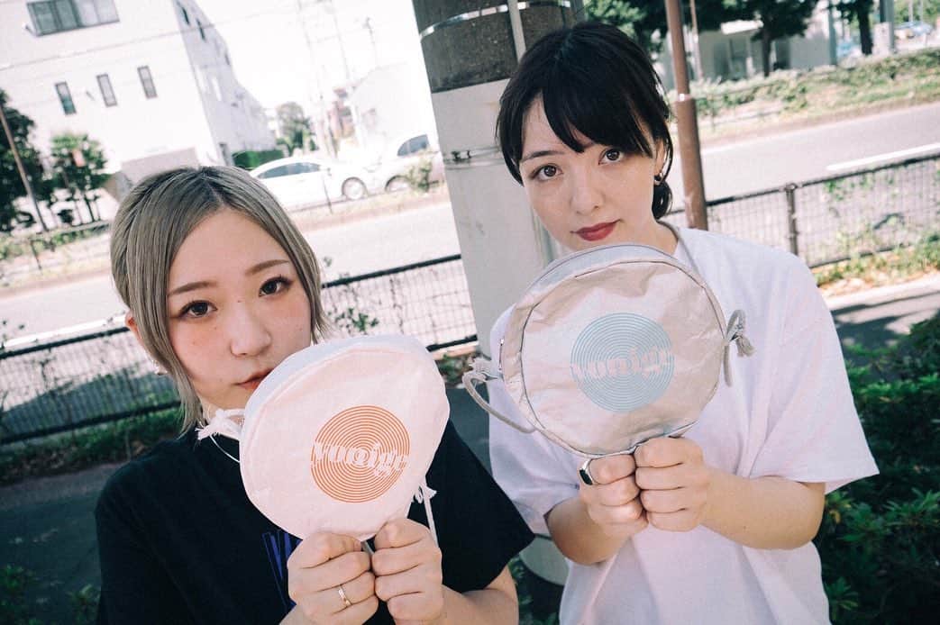 yonigeのインスタグラム：「【new goods】 うしまるセレクトのTyvek素材です yonige ポシェット カラー:白×オレンジ / 白×ブルー / シルバー×ブルー ¥2,500 紐は取り外し可能なので丸型ポーチとしても使えます。 武道館から販売開始。」