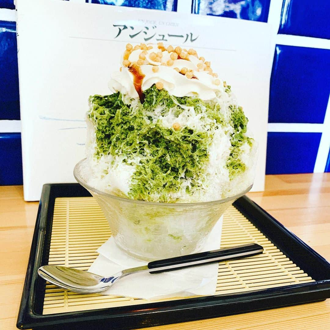 HIROさんのインスタグラム写真 - (HIROInstagram)「地元カフェに(´∀｀*) カキ氷の中に更にクリームが(*⁰▿⁰*) 美味い😋 #和歌山 #磯の浦 #海水浴場 #カフェ楓荘 #カフェ #地元 #店の裏にゲストハウス」8月8日 16時34分 - hiro19770420