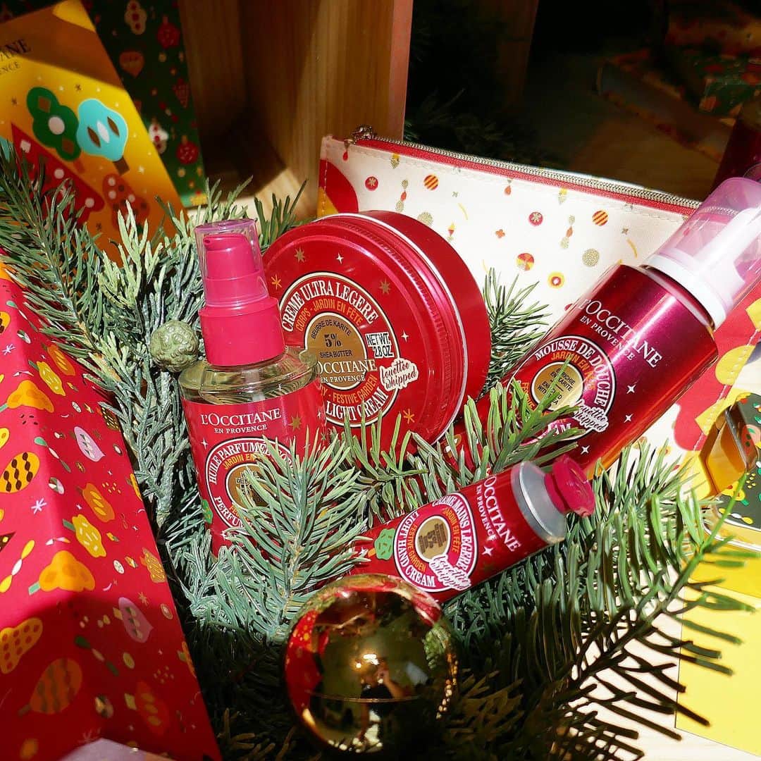 美的 Biteki's official Instagram! さんのインスタグラム写真 - (美的 Biteki's official Instagram! Instagram)「＼速報！ロクシタンのクリスマスコフレ情報をお届け／ 突然ですが、ここ数年で多くの植物がなくなってしまうと言われているのをご存知ですか？ロクシタンの2019年クリスマスコフレは、そんな世界が来ることがないよう願い、多彩な植物にあふれた世界からインスパイアされたアイテムが揃います！ ◆2019年10月23日より発売の第1章は、世界が素敵な愛であふれ、いきもの達がいきいきと過ごせるガーデンを作りたいという想いを込めた、“フェスティブガーデンの香り”のアイテムが登場！注目のオードトワレ「フェスティブガーデン オードトワレ（50ml ￥5,900）」は、レモンピールやマンダリンの爽やかな香りから始まり、ハートノートにはグリーンティ、ホワイトピーチ、ネロリ、ベースノートにはイランイランやシダーウッド、ムスクが香り、ホリデー気分を盛り上げます。 その他、きめ細かい泡が特長のボディウォッシュ「フェスティブガーデン シア シャワーホイップ（200ml ￥2,900）」、軽くふんわりとしたテクスチャーでおなじみのボディクリーム（限定の香り）「フェスティブガーデン スノーシア ボディクリーム（125ml ￥3,900／200ml ￥4,900）」などの単品アイテムをはじめ、セットも発売！ピンクのパッケージデザインもキュートです❤️ ★★★ ◆2019年11月20日より発売の第2章は、世界中が優しさに包まれたらいいなという願いを込め、優しい潤いで包み込む“シア”のアイテムが勢揃い！ ブルーの限定パッケージのボディクリーム「クラシックシア リッチボディクリーム（100ml ￥3,900／200ml ￥5,400）」や、ハンドクリーム「クラシックシア ハンドクリーム（30ml ￥1,400／150ml ￥3,400）」、昨年も大人気だったシャワーオイル「クラシックシア シャワーオイル（250ml ￥2,900）」、ハンドクリームとリップバームのセット「クラシックシア ハグ&キス（￥3,000）」などが登場します。 ★★★ ◆2019年12月11日より発売の最終章は、未来が希望であふれている世界であってほしいという想いを込めた“ハニーハイヴシア”。ラベンダーハニーをベースに、ジューシィなシトラス、ほのかなバニラが香る大人な甘さのアイテムが登場します。 ラインアップは、ボディクリーム「ハニーハイヴ シア ボディクリーム（100ml ￥3,900）」、ハンドクリーム「ハニーハイヴ シア ハンドクリーム（30ml ￥1,400）」、リップバーム「ハニーハイヴ シア リップバーム（12ml ￥1,800）」の単品アイテムに、同3アイテムとバスパール（入浴剤）がセットになった「ハニーハイヴ シア コンプリート（￥7,000）」も。 イエローのパッケージも目を惹きます♪ ★★★ その他にも、毎年注目のアドベントカレンダー（10月23日発売）や、3つの香りのハンドクリームのセット（12月11日発売）など盛りだくさん！ 発売が楽しみです♪※すべて限定・税抜  #ロクシタン#LOCCITANE#クリスマスコフレ#ホリデーコレクション#クリスマス#Xmas#ギフト#限定#ボディケア#ボディクリーム#ハンドクリーム#シア#bitekicom#コスメ好きさんと繋がりたい#コスメレポ」8月8日 16時40分 - bitekicom