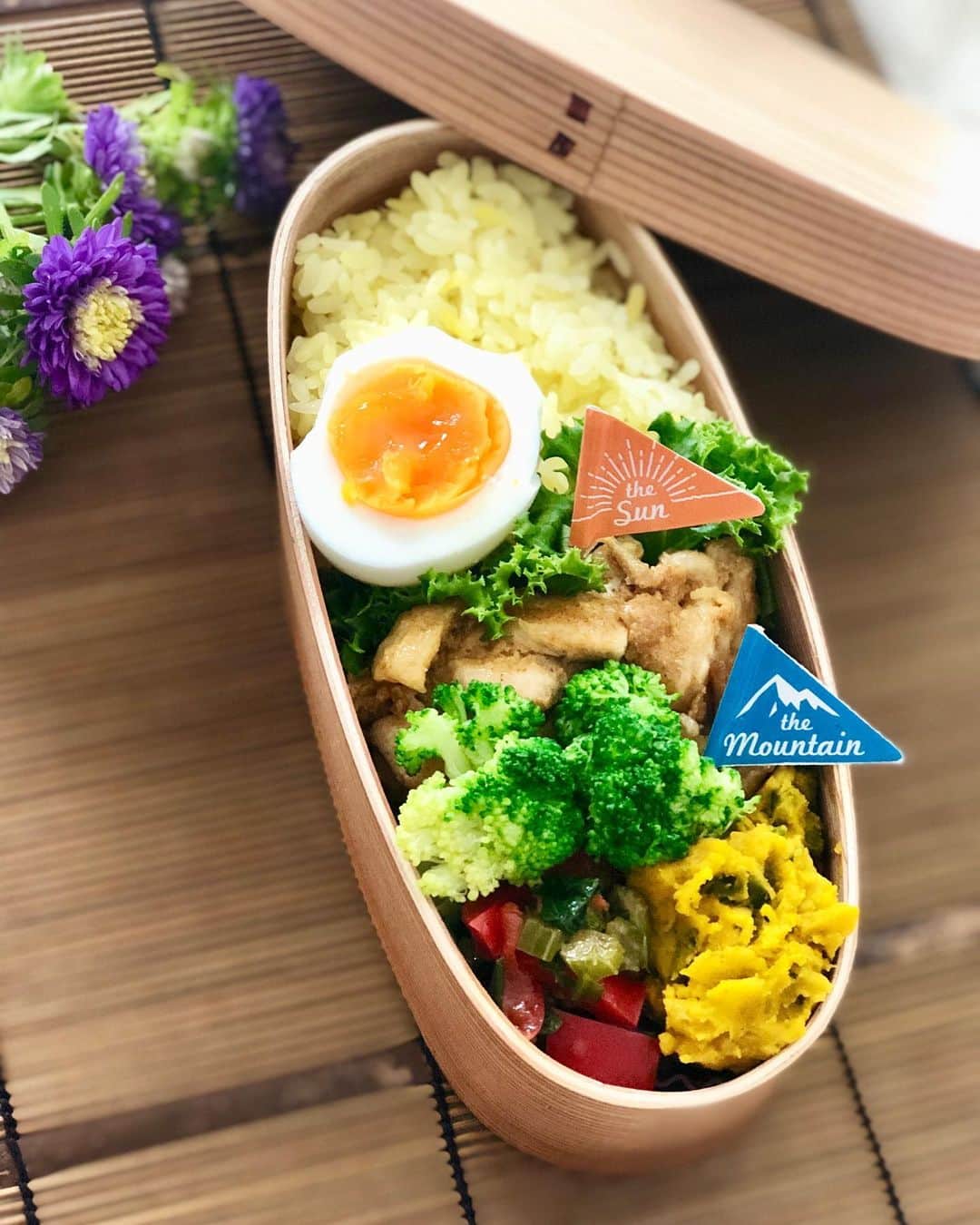 のインスタグラム：「娘ちゃんのお弁当。1学期の撮り溜め②﻿ ゆで卵の殻向きに失敗し、いびつな形に 笑﻿ そして何だか黄色メイン。﻿ ﻿ ＊タンドリーチキン﻿ ＊パンプキンサラダ﻿ ＊パプリカとセロリの炒め物﻿ ＊ゆで卵〜歪バージョン〜﻿ ＊サフランライス﻿ ﻿ #藤田りえ #アナウンサー #フリーアナウンサー #お弁当 #お弁当記録  #お弁当作り  #お弁当女子  #お弁当pic  #お弁当作り楽しもう部  #中学女子弁当 #曲げわっぱ #曲げわっぱ弁当  #お昼が楽しみになるお弁当  #bento #obento  #lunchbox  #bentolunch」