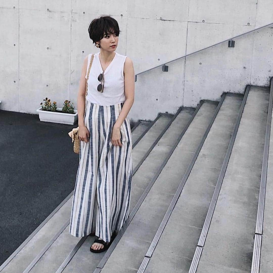 titivateさんのインスタグラム写真 - (titivateInstagram)「. . 【 style share 】 ストライプリラックスワイドパンツ 品番: ATXN0128 ¥3,990+tax . @i_am_yuka19 様、素敵なコーディネートありがとうございます✨ 広めの裾幅でスカートのようなシルエットのストライプリラックスパンツ💙 オシャレな大人女子を演出するストライプデザインです👌🏻 . STYLE SHARE 募集中！ titivateのアイテムを取り入れてコーデを投稿しよう！ ハッシュタグは『#titivatestyle』 . 素敵な着こなしで、もしかしたらtitivateのアカウントで紹介されちゃうかも⁈ 「リアル」で「身近」なオシャレコーデを楽しみにしています♪ . #titivate #ティティベイト #ファッション #リラックスパンツ #ワイドパンツ #ストライプ . . #Repost @i_am_yuka19 ・・・ ゆかしふく。 今まではスキニーとかタイトめが好きやったけど いまはもっぱらゆったりめに移行中🐷❤️ これもめっちゃ履きやすくてヘビロテのやつ🕊 ㅤㅤㅤㅤㅤㅤㅤㅤㅤㅤㅤ  pants / @titivatejp  ㅤㅤㅤㅤㅤㅤㅤㅤㅤㅤ  #titivate #ティティベイト #titivatestyle  #ストライプリラックスワイドパンツ #大人カジュアル #ママコーデ #mamagirl」8月8日 16時46分 - titivatejp