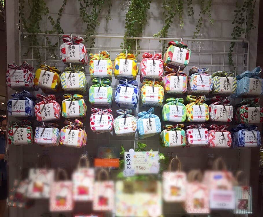 手ぬぐいと和小物・和雑貨 和布華さんのインスタグラム写真 - (手ぬぐいと和小物・和雑貨 和布華Instagram)「包むマルイ新宿店さまにて、あめはん取り扱っていただいております☺️ @tsutsumu_shop さま、いつもありがとうございます！！ あめはんもこうして展示するとインスタ映え😉✨ かわいいハンカチとあめのプチギフトです💗 お近くにお越しの際は、ぜひ #包むマルイ新宿店 へお立ち寄りください♫ #包む #包むマルイ新宿店 さま #いつもありがとうございます #ラッピング用品 #マスキングテープ など #かわいい商品 #多数販売 されてます #☺️ #あめはん #置いていただいてます #ありがとうございます @tsutsumu_shop  @wafuka_web  #東京 #新宿 #マルイ #カラフル #展示きれい #見やすい #お近くにお越しの際は #ぜひお立ち寄りください」8月8日 16時47分 - wafuka_web