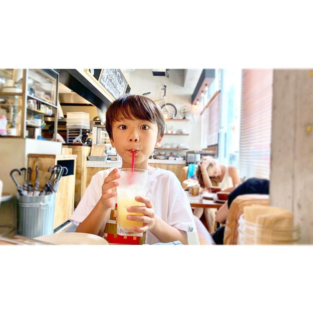 のインスタグラム：「今日はどこ行く？何する？ 何食べる？誰と遊ぶ？👦🏻 段取り好きな彼の朝のお決まりワード✨ 毎日可愛いけどややこしよ(小声) 夏休み後半も充実させてこーね💪🏽←私の腕の色🤣 ・ ・ #小学生男子  #小学生ママ #夏休み」