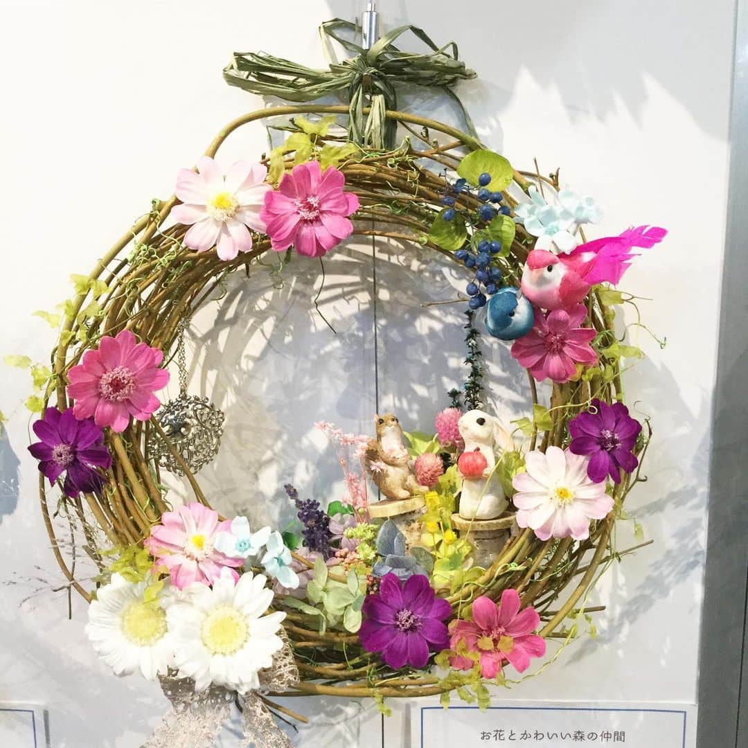 のインスタグラム：「ドアリースコンテスト2019 大人も子供もみんなで楽しむドアリース 大人展:入選作品紹介 68:お花とかわいい森の仲間 作:砂盃しのぶ様  #横浜ディスプレイミュージアム #横浜 #yokohama #ドアリースコンテスト2019 #doorwreath」