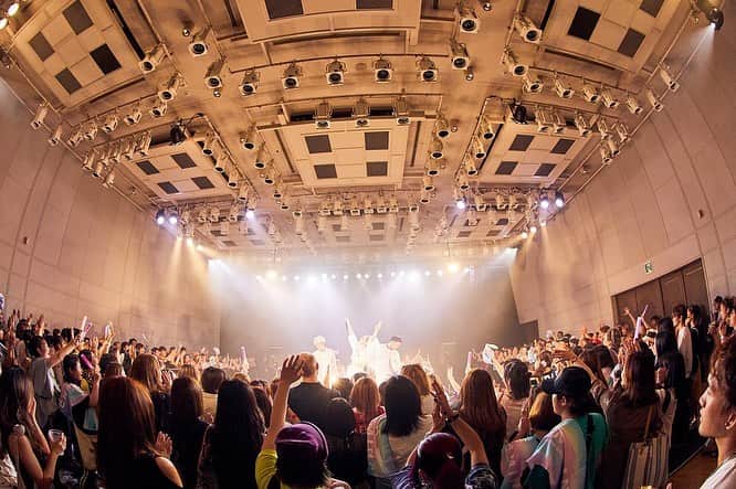 ワーナーミュージック・ジャパンさんのインスタグラム写真 - (ワーナーミュージック・ジャパンInstagram)「#ちゃんみな ・ 2ndフル・アルバム『Never Grow Up』発売日に、“360度ステージ”にて行われた限定フリーライブで観客を熱狂の渦に‼️ ・ ライブレポートはワーナーミュージック・ジャパンのFacebookにて公開中✨ ・ Photo：Hiroyuki Dozono」8月8日 16時49分 - warnermusic_jp