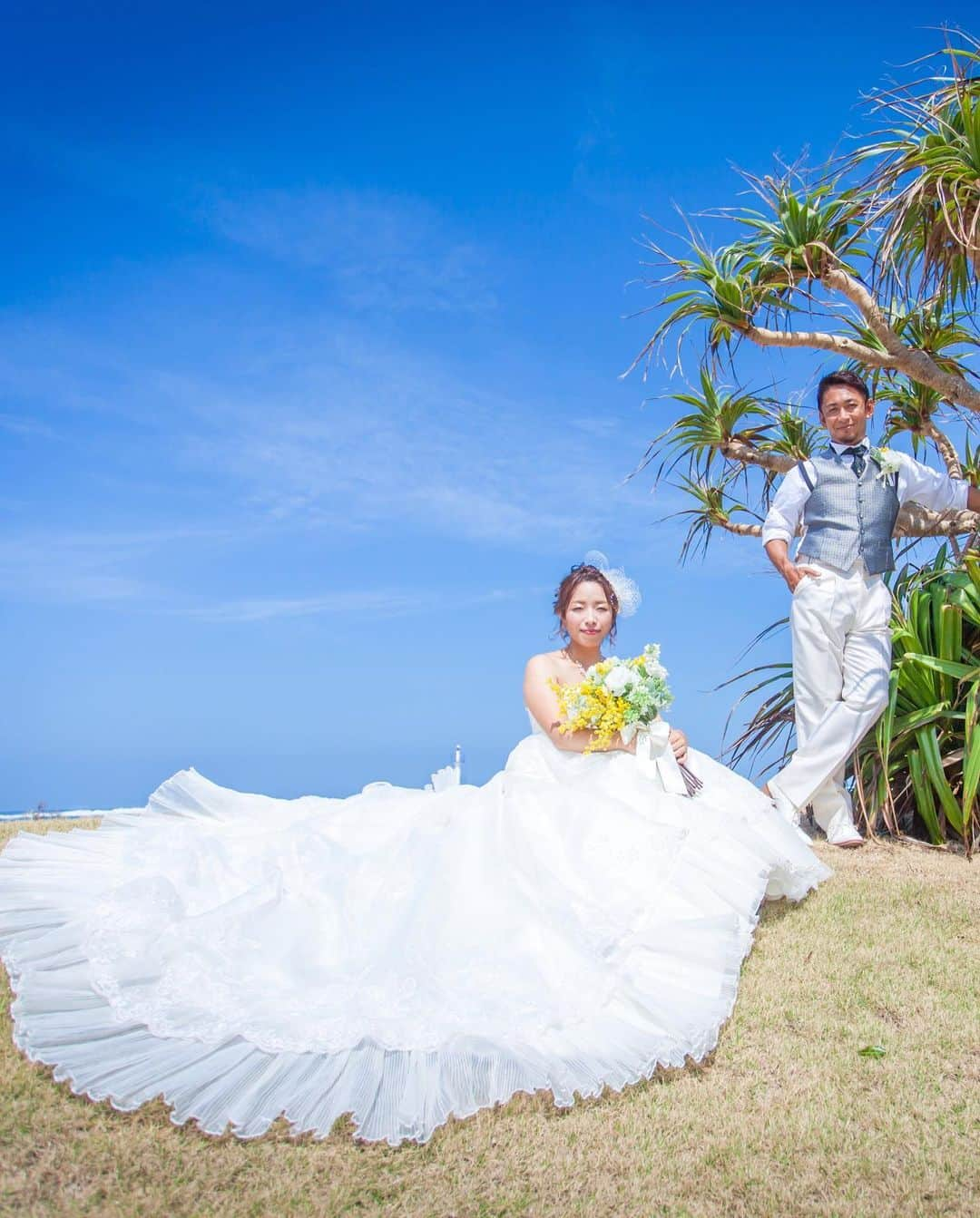 Photopla+（ フォトプラ ）さんのインスタグラム写真 - (Photopla+（ フォトプラ ）Instagram)「@photopla_weddingをフォローして、 『#フォトプラ花嫁』『#フォトプラ』の タグをつけて写真をUPしてみて･ﾟ｡ . —————————— . 青空のもと、最高な笑顔でアロハポーズ ＊* ヘッドパーツやフラワーブーケ にこだわった リゾートにぴったりな花嫁コーディネートがお洒落ですね♡* . ＞＞＞ 『写真だけは残したい』方へ＊* Webから撮影予約できます⚐ @photopla_wedding . ——————————. . オシャレでイマドキな ウェディングフォト発信中♥ . 『#フォトプラ花嫁』『#フォトプラ』の タグをつけて写真をUPしてみて･ﾟ｡ フォトプラのIGでリグラムされるかも♪♪ . #結婚式 #結婚式準備 #プレ花嫁  #卒花 #前撮り #ロケフォト #日本中のプレ花嫁さんと繋がりたい #プラコレ　#ウェディングニュース #ベストアニバーサリー #wedding #2019春婚  #2019夏婚 #2019秋婚  #ウェディングレポ #婚約 #婚約中  #ロケーションフォト  #photopla #ウエディングフォト  #スタジオフォト#ナチュラルウェディング #ウェディングドレス #リゾートウェディング #花嫁コーディネート  #ロケーションフォト  #沖縄ウェディングフォト」8月8日 16時59分 - photopla_wedding