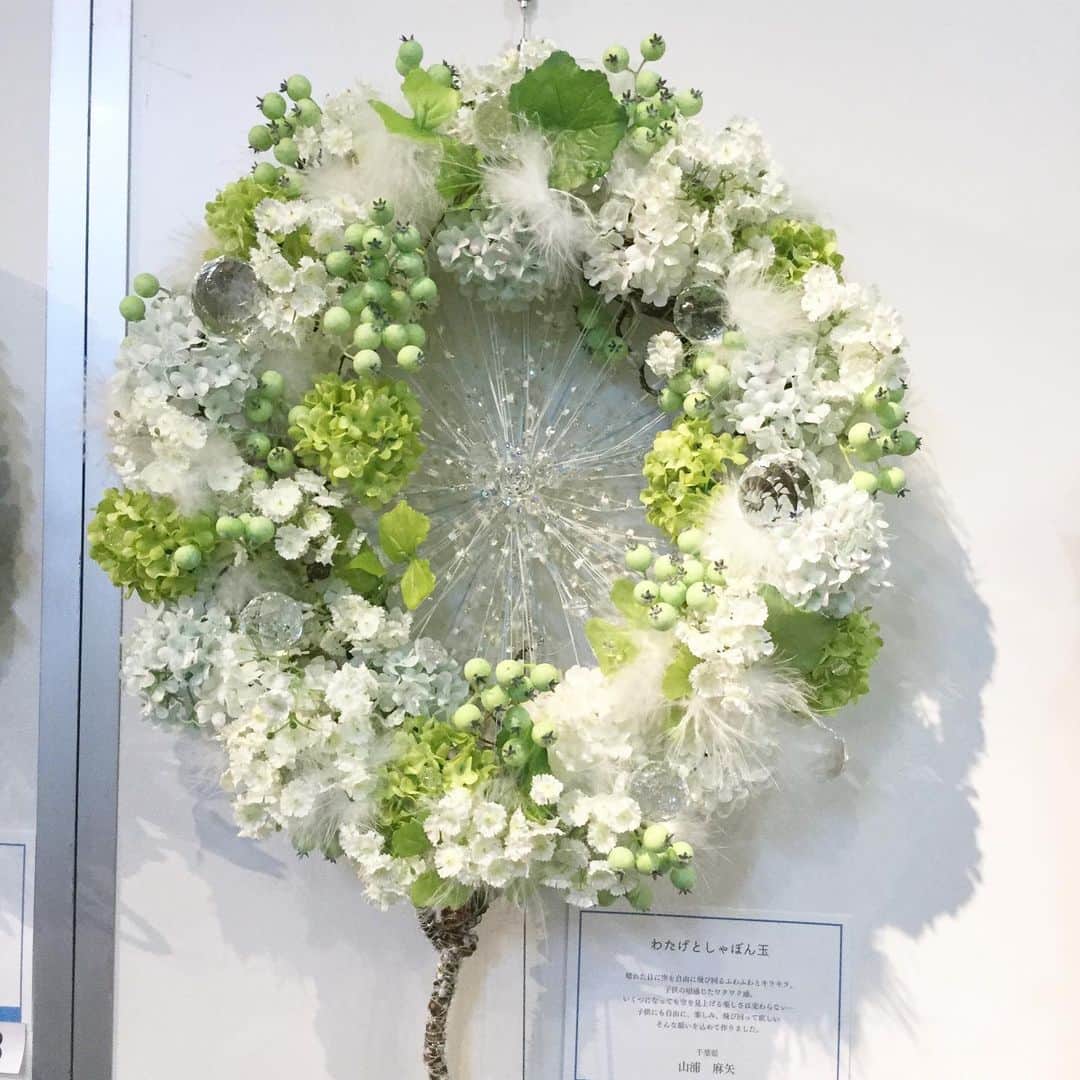 のインスタグラム：「ドアリースコンテスト2019 大人も子供もみんなで楽しむドアリース 大人展:入選作品紹介 70:わたげとしゃぼん玉 作:山浦摩矢様  #横浜ディスプレイミュージアム #横浜 #yokohama #ドアリースコンテスト2019 #doorwreath」