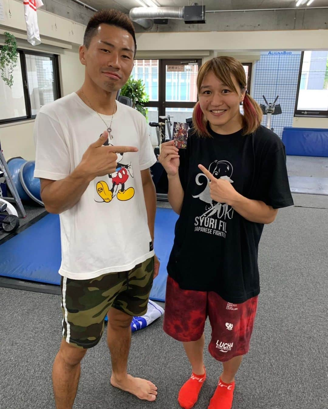 朱里さんのインスタグラム写真 - (朱里Instagram)「training終了😎暑いっ☀️ 良太郎さんカードもらいましたーー！！わーぃ(^^)✨ もうすぐ良太郎選手も試合！！ 頑張ってください！！！！ #training #workout #fitness #fitnessgirl #fit #fitnessmotivation #gym #gymgirl #body #diet #knockout #kickboxing #試合 #頑張ってください」8月8日 16時55分 - syuri_official