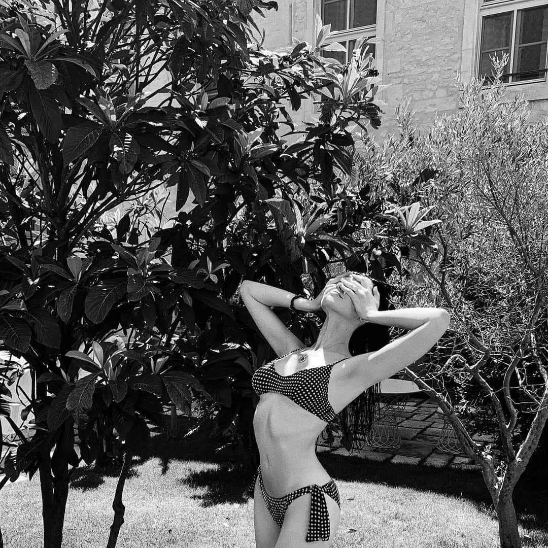クリスティナ・バザンのインスタグラム：「🌞✨🧴」