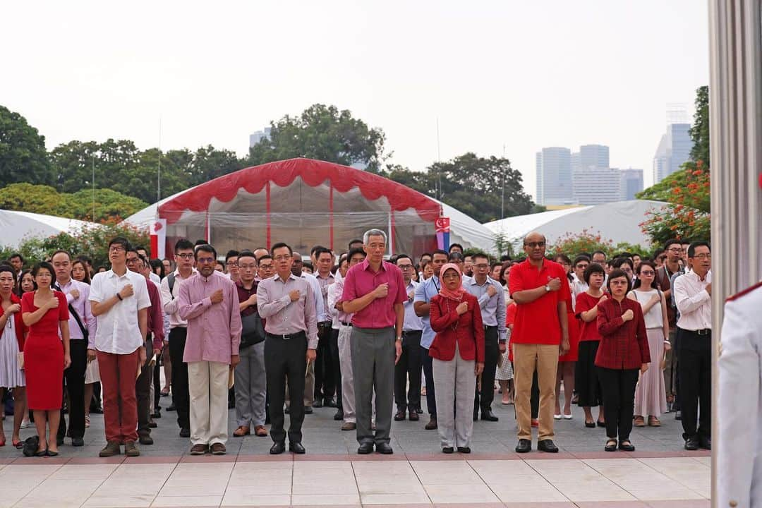 リー・シェンロンさんのインスタグラム写真 - (リー・シェンロンInstagram)「One day to National Day and festivities are in full swing! 🇸🇬⠀ ⠀ Joined President @halimahyacob, Tharman Shanmugaratnam, PMO staff, and guests at the National Day Observance Ceremony this morning at the Istana.⠀ ⠀ Will be attending a few more such events over the next few days! Hope to see you at some of them, or even at the parade itself. :) – LHL⠀ ⠀ ([1] Photo by me; [2-5] MCI Photos by Betty Chua)」8月8日 17時06分 - leehsienloong