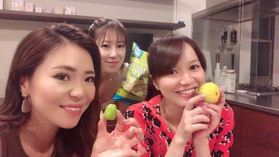 三枝こころさんのインスタグラム写真 - (三枝こころInstagram)「すっかり家ご飯が定着してきました🍚 だいぶ食が細くなってきて、お腹の圧迫感が凄いから家が一番落ち着きます☺️ 先日はリサちゃん @risaig_11 と愛ちゃん @imocchi.jp 一緒に夕方から12時までずっと話が止まらない(笑) リサちゃんと一緒にご飯作って、ご飯いい感じにできたのに写真忘れました🥺 女子トーク楽しい過ぎてまたやろうということに。 この暑い中皆んながラウンドしてる姿をInstagramで見るだけで汗が出てきます⛳️ 皆さま熱中症には気をつけて下さい☀️ #ゴルフ女子 #家ご飯 #リラックス #女子トーク #熱中症 #golf」8月8日 17時25分 - kokoro_golf