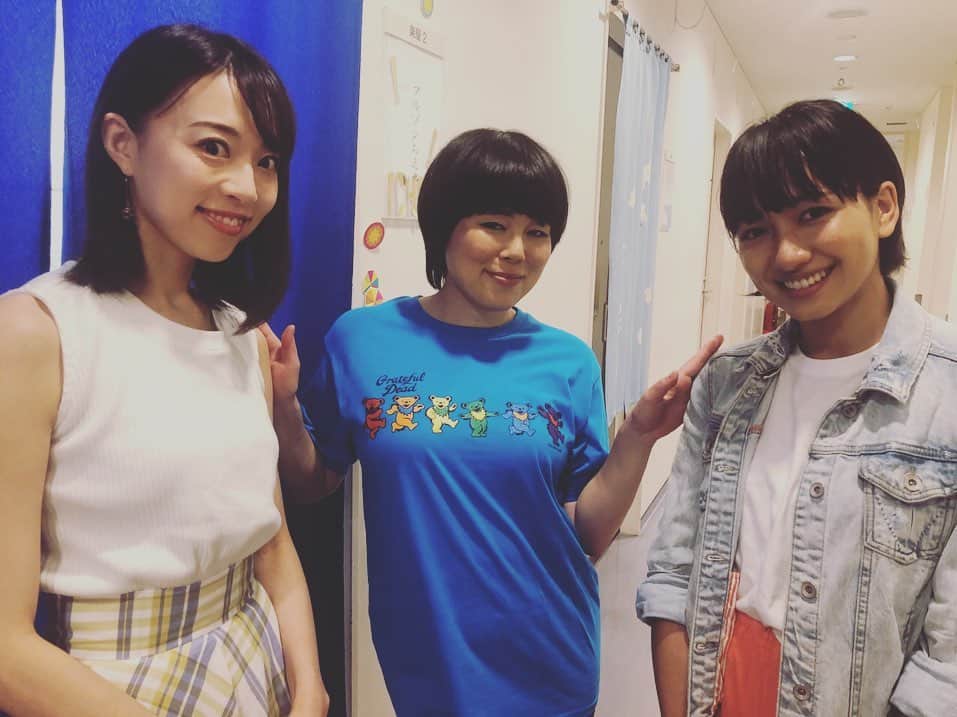 豊原江理佳のインスタグラム：「#フローズンビーチ 観劇🎭 4人の女優さんがひたすらに素敵でした。 たくさん笑かされて、急にどきっとさせられて…ケラさん祐美さんワールドに引き込まれてかじりつくみたいに最後まで観ちゃった！👀 次作『絶唱サロメ』でご一緒させていただく#シルビアグラブ さん。 彼女が舞台に出て来られるだけで舞台がぱあっと明るくなって。次は私のおかあちゃん！こんなに素敵な方と一緒にお芝居ができると思うと、幸せなのと同時に気が引き締まりました。  そして事務所の先輩 #ブルゾンちえみ さん。 彼女の動き一つ一つが面白くって、ずっと目で追ってしまいそして時にゾッとさせられた… 素敵でした、ご挨拶できてよかった☺️ あ！そう、劇場にフローズンビーチにちなんだかわいい飲み物があって！名前なんだっけ…😅可愛くて買っちゃったんですけど、客席で飲めたんです！ 客席で飲食したの初めてで不思議な気持ちでした🏊‍♀️」
