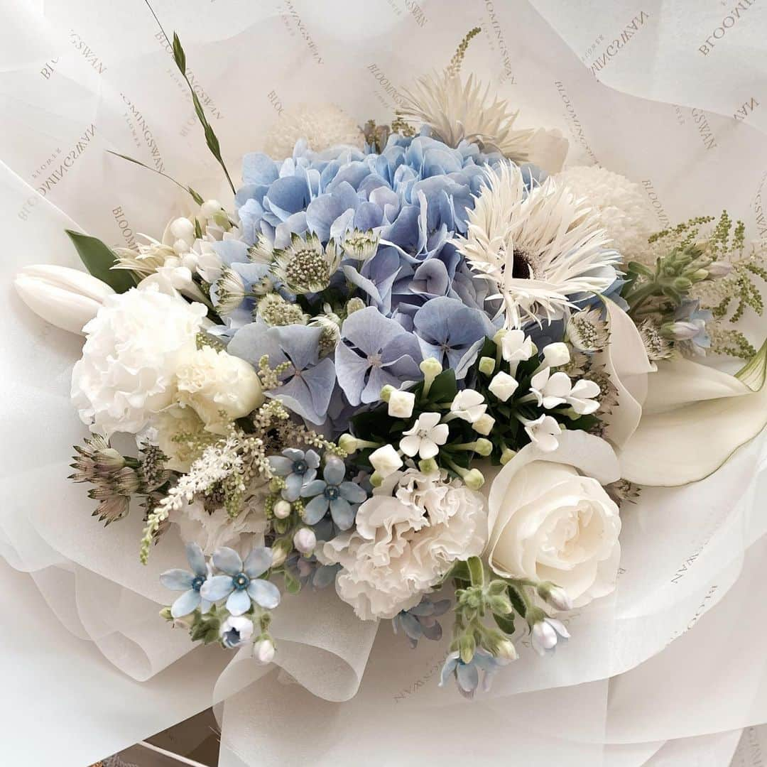 Florist.janeさんのインスタグラム写真 - (Florist.janeInstagram)「오늘 나간 #블스꽃다발 💙 시원하게 블루톤 💙 . . . . . . ☝🏻플라워레슨에 대한 자세한 정보는 프로필 상단에 있는 블로그  참고 후 문의주세요 💕 ✌🏻주문/클래스문의 - janejoung310 카카오톡 (레슨중에는 전화 상담이 어렵습니다. 카카오톡 주시면 빠르게 상담 도와드리겠습니다) . . . . . . . . #블루밍스완 #꽃다발 #꽃집 #꽃다발주문 #학동역꽃집 #플로리스트 #플라워레슨 #꽃다발선물 #꽃배달 #여자친구선물 #선물추천 #꽃 #꽃스타그램 #논현동꽃집 #강남꽃집 #flowers #florist #daily #bouquet #blue」8月8日 17時21分 - jane.florist