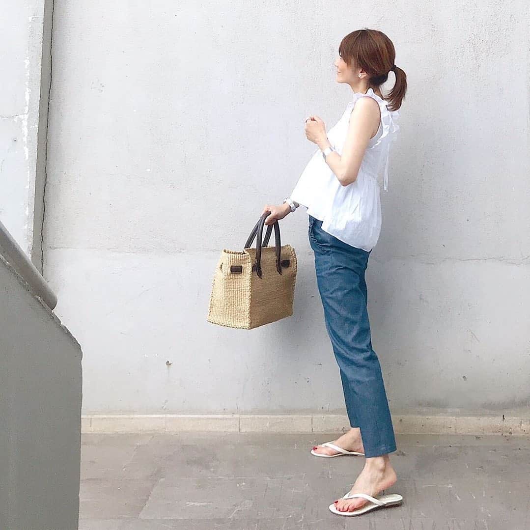 ベネフィーク【公式】のインスタグラム：「さらっとシンプルなホワイト×デニムコーデ。﻿ 夏の定番、最強可愛いコーディネート＊﻿ ﻿ バッグやアクセサリーで、トレンドを取り入れて。﻿ ﻿ Photo by @lumie0206  さん﻿ ﻿ ﻿ #benefique #ベネフィーク #資生堂 #shiseido #ホワイトブラウス #デニム #デニムパンツ #デニムコーデ #モテコーデ #かごバッグ #夏コーデ #ナチュラルな暮らし #ナチュラル #季節を楽しむ #今日のコーデ #ootd #夏のお出掛け #楽ちんコーデ #夏の楽しみ #アクセサリー #サンダル #シンプルライフ #夏 #白 #白コーデ #お洒落さんと繋がりたい #丁寧な暮らし #シンプル #シンプルナチュラル #ポニーテール」