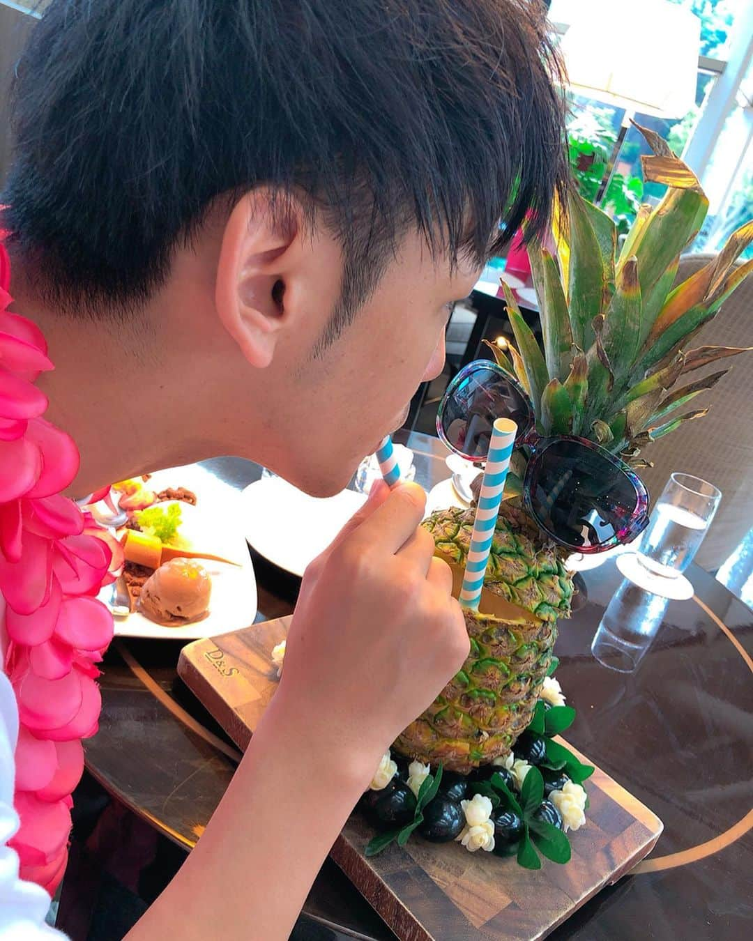 菊地亜美さんのインスタグラム写真 - (菊地亜美Instagram)「. 可愛すぎるパイナップルタピオカ🍍🌴🍹 パインタピ男っていうらしい🤣❤️笑 マリオットホテルに可愛いジュースあるの見つけたので夫と2人でまったり😎🤙🌺 店員さんがレイも貸して下さってハワイアン気分〜🏄‍♀️🍹笑」8月8日 17時28分 - amikikuchi0905